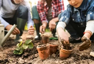 5 Razões para Abandonar as Ferramentas e Usar o Corpo na Jardinagem
