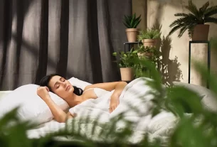 Plantas no Quarto e mulher dormindo