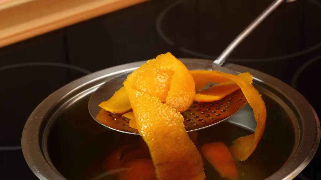 panela com casca de laranja fervida